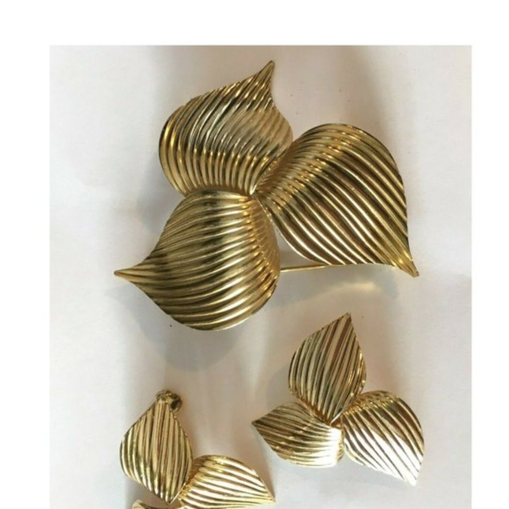 Vtg Sarah Coventry Textured Leaf Pinwheel Brooch Pin & Clip On Earrings Goldtone